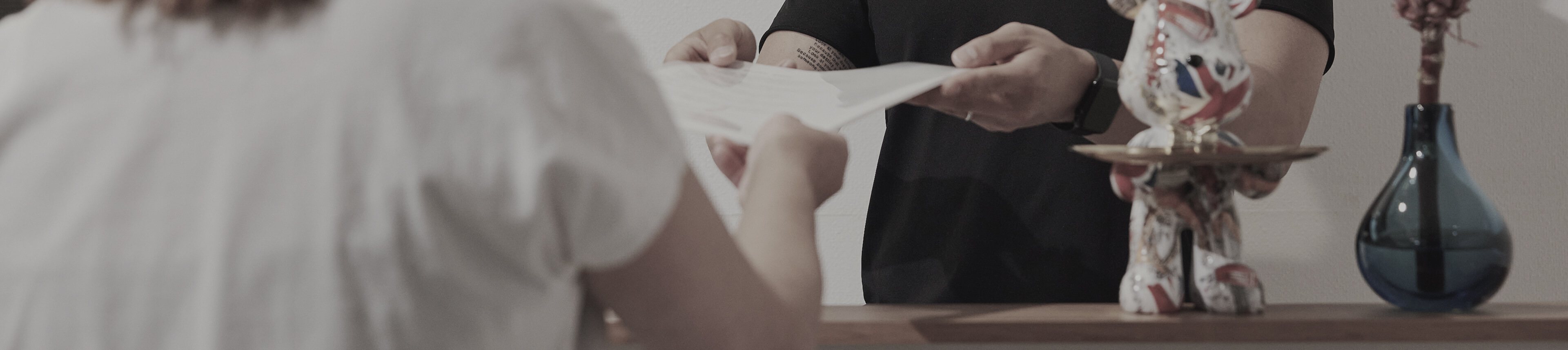 書類を渡す男性と受け取る女性