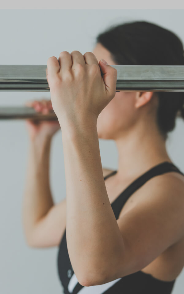 トレーニングする女性