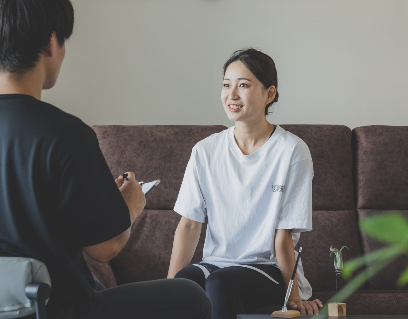 悩み事をスタッフに相談する女性