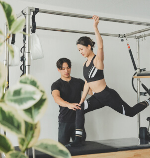 トレーニングする女性とトレーナー