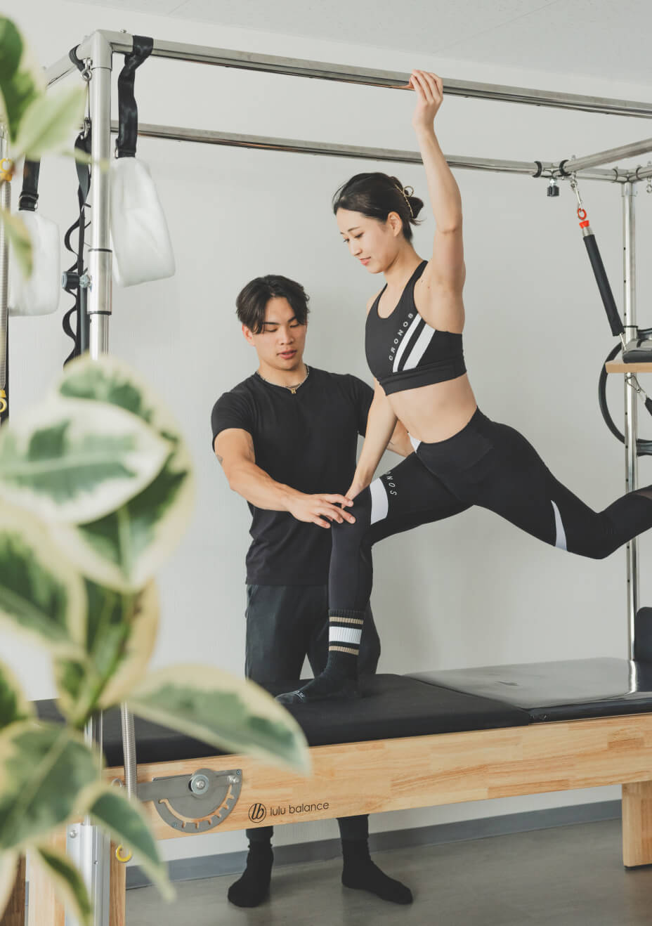 トレーニングする女性とトレーナー