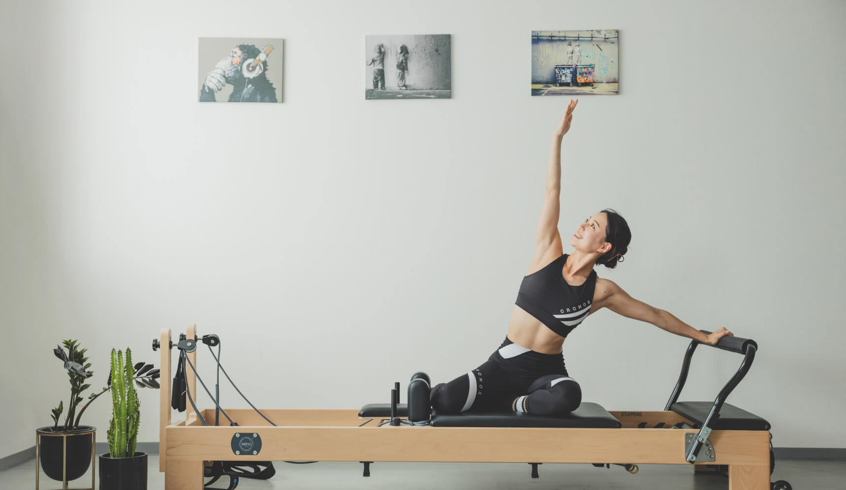 マシンピラティスする女性