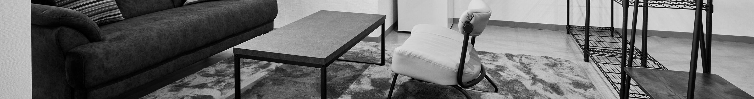 ソファと机と椅子